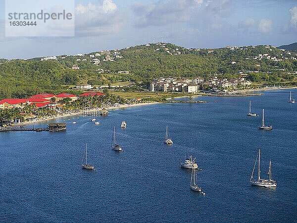 Karibik  St. Lucia  Blick über die Rodney Bay auf das Resort Sandals