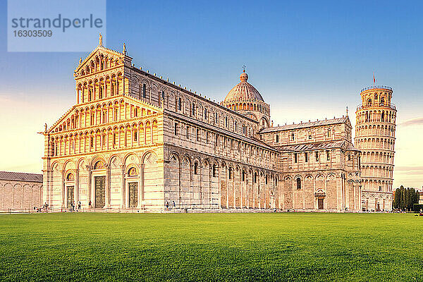 Italien  Toskana  Pisa  Blick auf den Dom und den Schiefen Turm von Pisa auf der Piazza dei Miracoli