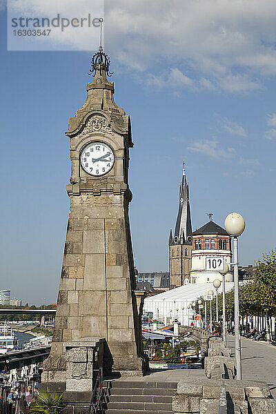 Deutschland  Nordrhein-Westfalen  Düsseldorf  Promenade mit Pegelturm  Schlossturm und Lambertuskirche