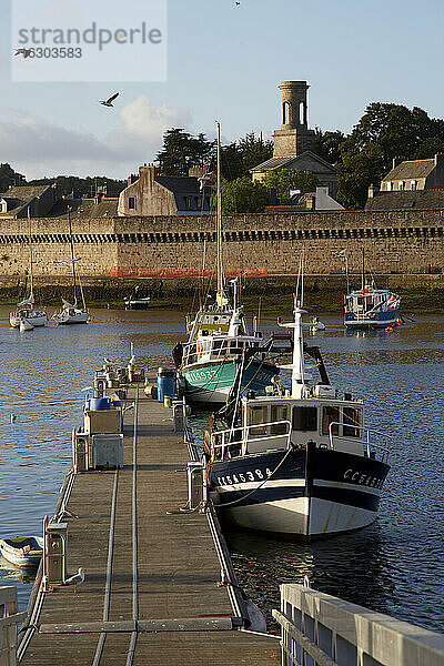 Frankreich  Bretagne  Finistere  Concarneau  Fischereihafen  Ville close im Hintergrund