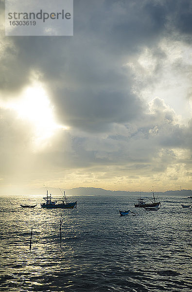 Asien  Sri Lanka  Südprovinz  Galle  Fischerboote am Morgen