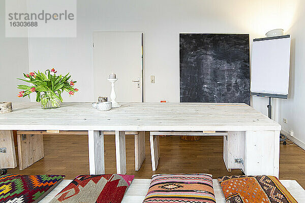 Raum mit Holztisch  Kreidetafel und Projektionsfläche