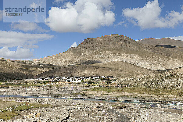 Tibet  Tibetische Hochebene  Siedlung im Herbst