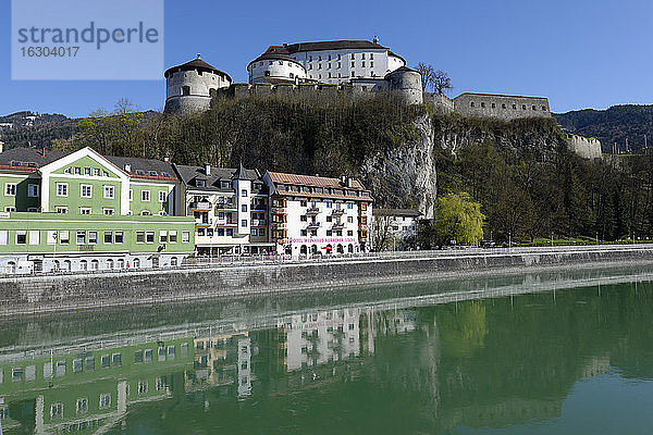 Österreich  Tirol  Kufstein  Festung über dem Inn und die Altstadt