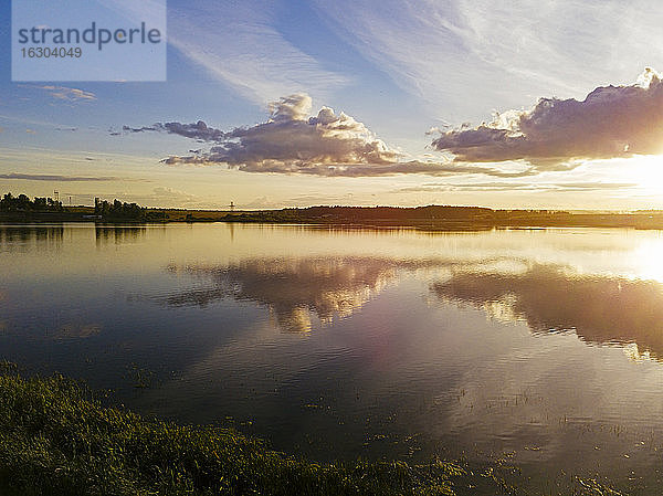 Torbeyevskoye See bei stimmungsvollen Sonnenuntergang