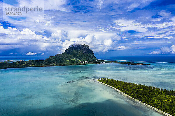 Mauritius  Black River  Tamarin  Blick aus dem Hubschrauber auf den Indischen Ozean und den Berg Le Morne Brabant