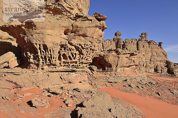 Algerien  Sahara  Tassili N'Ajjer National Park  Tassili Tadrart  erodierte Sandsteinfelsen und Dünen am Kessel