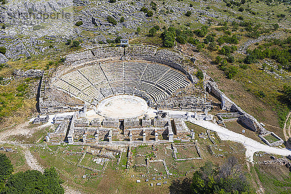 Griechenland  Ostmakedonien und Thrakien  Filippoi  Luftaufnahme des antiken Amphitheaters in Philippi an einem sonnigen Tag