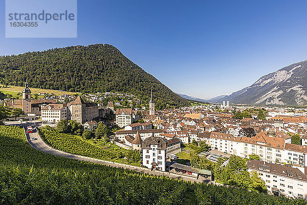 Schweiz  Kanton Graubünden  Chur  Alte Stadt in den Ostalpen im Sommer