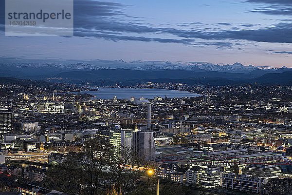 Schweiz  Kanton Zürich  Zürich  Stadtansicht zum Zürichsee und Schweizer Alpen am Abend