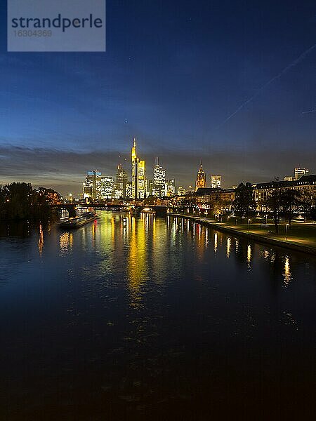 Deutschland  Hessen  Frankfurt am Main  Bankenviertel  Ignatz-Bubis-Brücke  Skyline am Abend