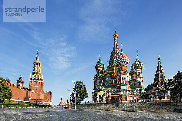 Russland  Moskau  Basilius-Kathedrale mit Kreml-Mauer und Spasskaja-Turm