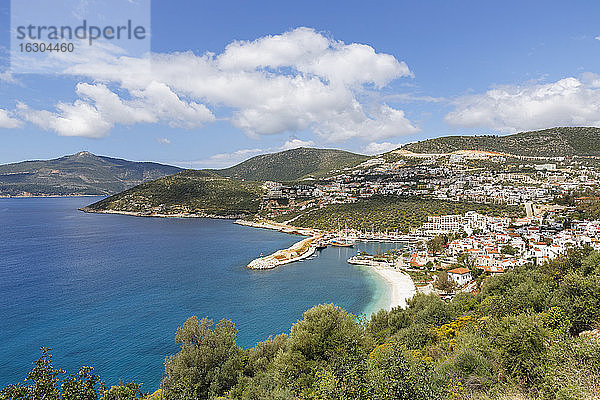 Türkei  Provinz Antalya  Kalkan  Blick auf die Bucht