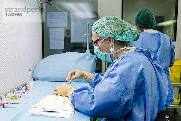 Pharmazeutinnen  die im Krankenhaus im Labor arbeiten