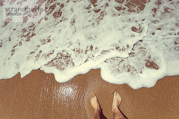 Neuseeland  New Chums Beach  Füße im Meer