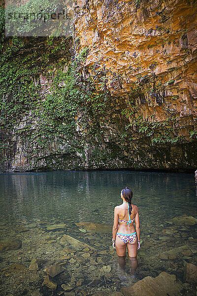 Westaustralien  Junge Frau im Badeanzug am Emma Gorge Wasserfall
