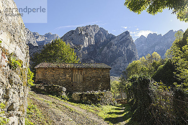 Spanien  Asturien  Nationalpark Picos de Europa  Ruta del Cares  Steinhaus und Berglandschaft