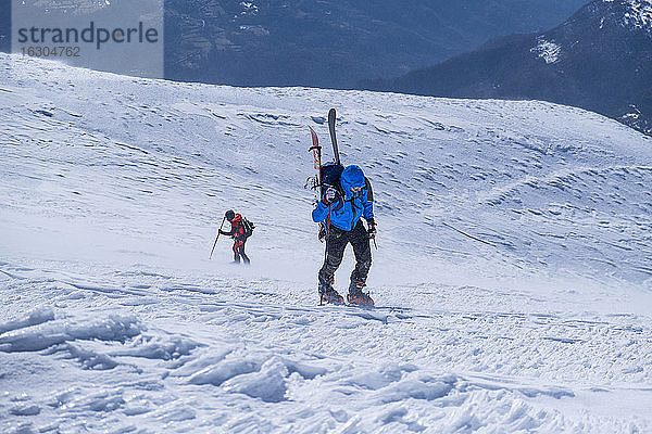 Junger Mann beim Wandern auf dem Monte Vettore  Umbrien  Italien