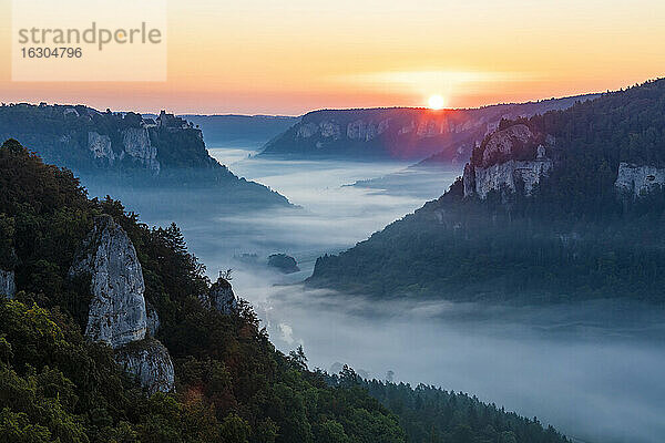 Deutschland  Baden-Württemberg  Blick auf das nebelumhüllte Donautal bei Sonnenaufgang