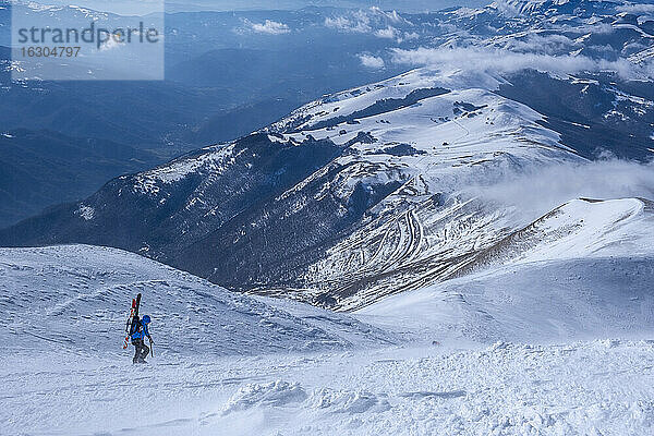 Mann beim Skilanglauf auf dem Berg Vettore in Umbrien  Italien