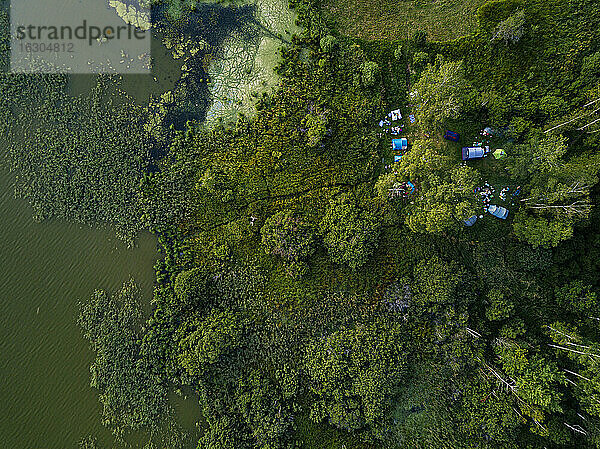 Luftaufnahme von Zelten auf dem grünen Ufer des Torbeyevskoye See aufgeschlagen
