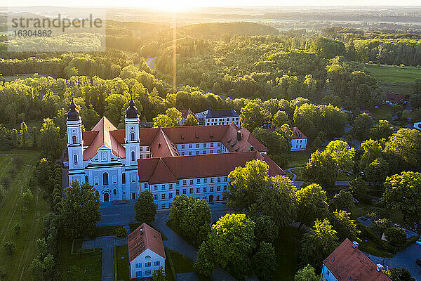 Deutschland  Bayern  Irsee  Blick aus dem Hubschrauber auf das Kloster Irsee bei Sonnenaufgang