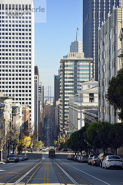 USA  Kalifornien  San Francisco  Blick entlang der California Street zur Oakland Bay Bridge