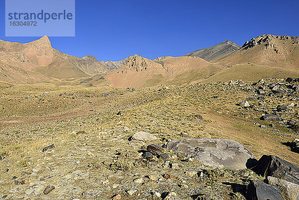 Iran  Provinz Mazandaran  Alborz-Gebirge  Blick über die Hezarsham-Hochebene in Richtung Takht-e Suleyman-Massiv