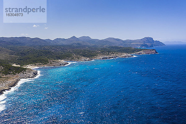 Luftaufnahme der Küste von Mallorca im Sommer