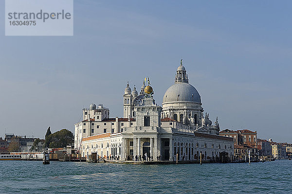 Italien  Venetien  Venedig  Santa Maria della Salute und Dogana di Mare am Canale Grande