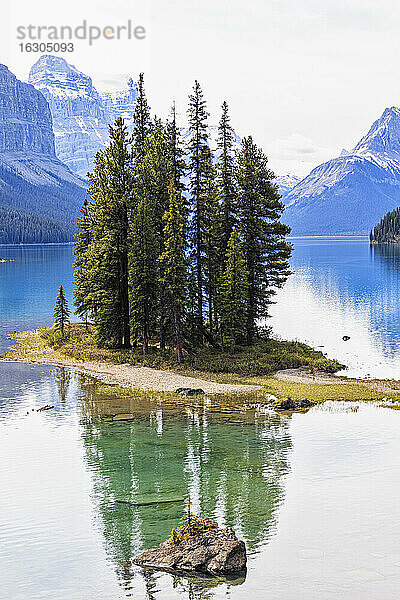 Kanada  Alberta  Jasper National Park  Maligne Mountain  Maligne Lake  Spirit Island