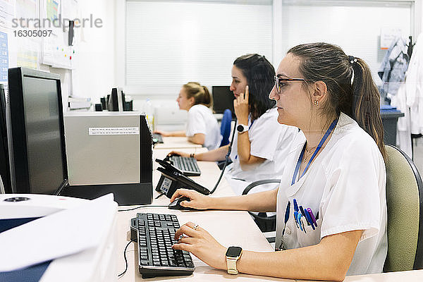 Weibliche Mitarbeiter benutzen Computer auf dem Schreibtisch in der Apotheke eines Krankenhauses