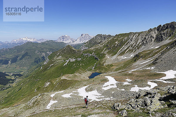 Schweiz  Graubünden  Ratikon  Grfiersee mit Drei Türmen und Sulzfluhbergen im Hintergrund  Wanderer an der österreichischen Grenze
