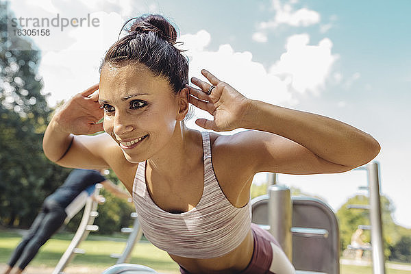 Porträt eines Mannes  der Liegestütze auf einem Fitnessparcours macht