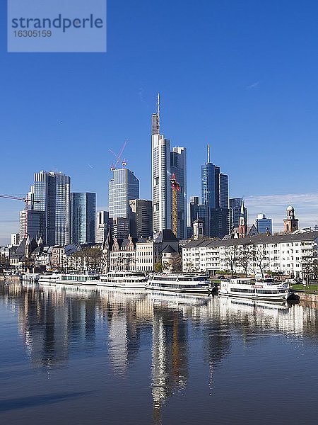 Deutschland  Hessen  Skyline von Frankfurt mit Main