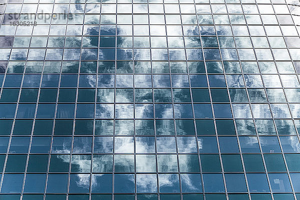 Neuseeland  Auckland  Fassade eines Wolkenkratzers mit Spiegelung der Wolken  Teilansicht