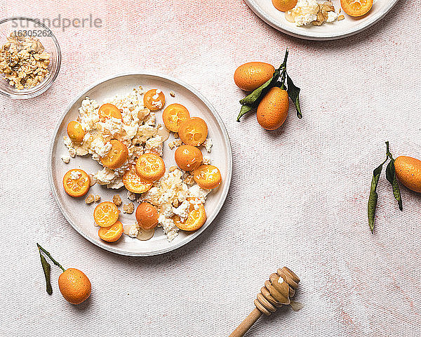 Dessert aus Kumquats  frischem Ricottakäse  Honig und Walnüssen