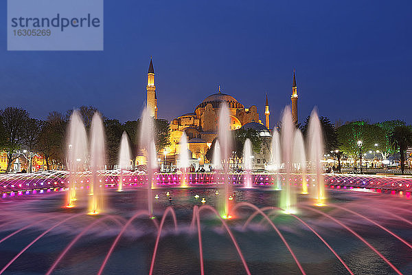 Türkei  Istanbul  Brunnen im Park  Hagia Sofia Moschee im Hintergrund