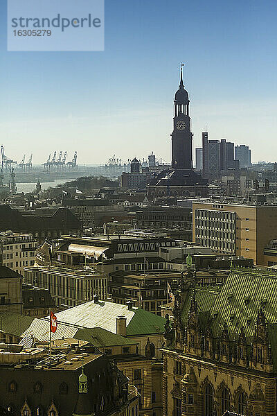 Deutschland  Hamburg  Stadtbild von St. Petri Kirche mit St. Michaelis Kirche und Hafen
