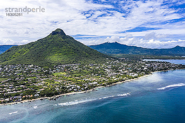Mauritius  Black River  Tamarin  Blick aus dem Hubschrauber auf das Küstendorf mit dem Berg Tourelle du Tamarin im Hintergrund
