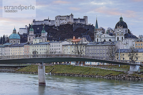 Österreich  Land Salzburg  Salzburg  Festung Hohensalzburg mit Altstadt und Türmen des Salzburger Doms  Fluss Salzach  rechts Stiftskirche