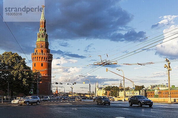 Russland  Moskau  Fluss Moskwa  Kremlmauer mit Turm