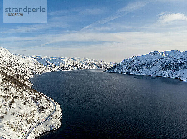 Luftaufnahme eines Fjords  Finnmark  Norwegen