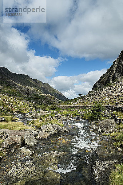 Großbritannien  Wales  Gebirgsbach am Llanberis-Pass im Snowdonia-Nationalpark