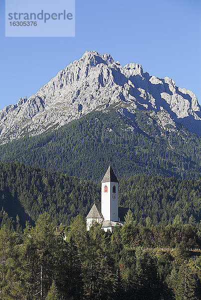 Italien  Südtirol  Vierschach  Pfarrkirche und Sextner Dolomiten