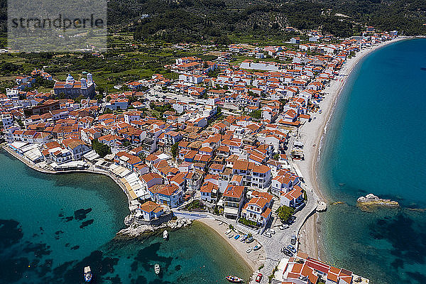 Griechenland  Kokkari  Luftaufnahme der Küstenstadt im Sommer