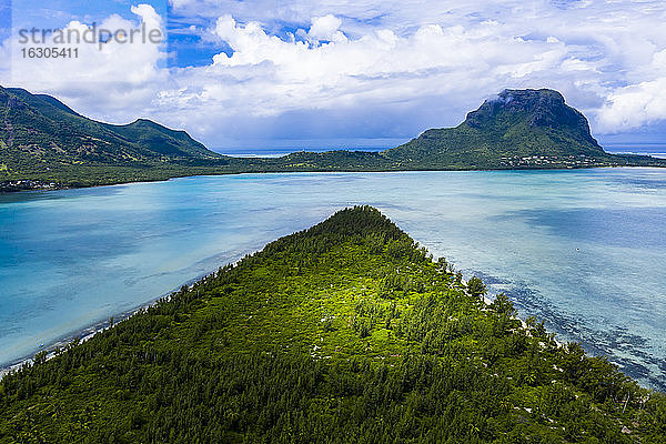 Mauritius  Black River  Tamarin  Blick aus dem Hubschrauber auf die grüne Halbinsel und den Berg Le Morne Brabant