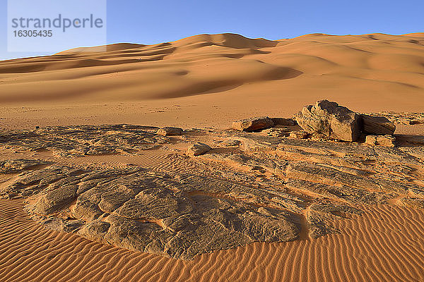 Afrika  Algerien  Sahara  Tassili N'Ajjer National Park  Tadrart  Felsen und Sanddünen am Oued In Djerane