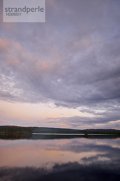 Schweden  Stroemsund  Sonnenuntergang an einem See