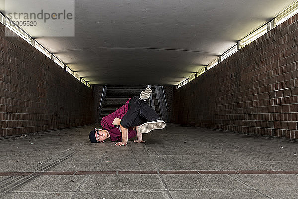 Deutschland  Porträt eines jungen Breakdancers in einer Unterführung